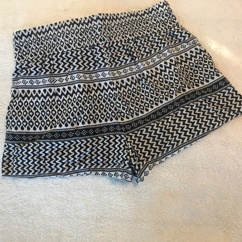 Black and White boutique shorts size M
